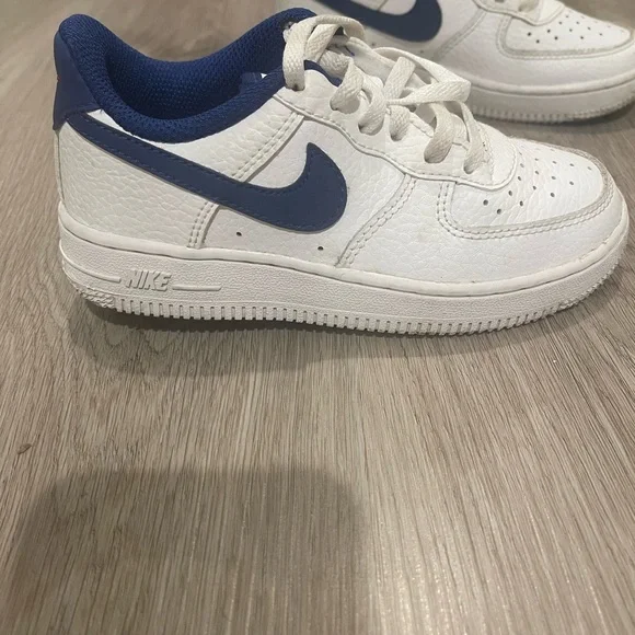 Nike Air Force 1 Boys White and Blue Sneakers - Picture 2 of 6